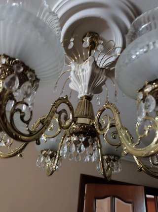 Lámpara de salón dorada y blanca