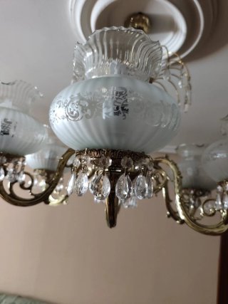 Lámpara de salón dorada y blanca