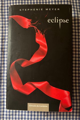 3 libros de la saga de crepúsculo, estan usados.