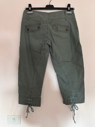 Pantalón capri verde militar