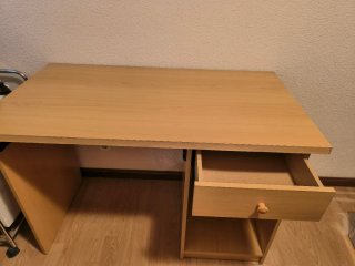 Mesa de estudio de madera clara