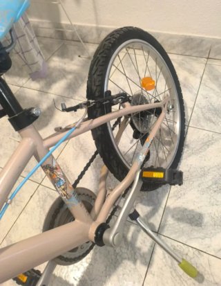 Bicicleta infantil azul y beige