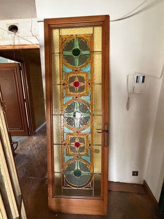 Puerta antigua con vitral (1975)