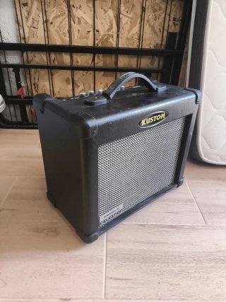 Amplificador Kustom Negro y Dorado