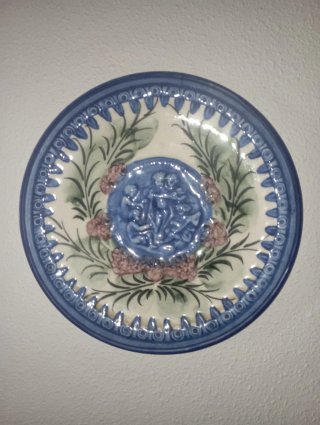 Plato decorativo azul con figuras