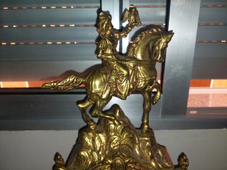 Reloj de sobremesa de bronce antiguo