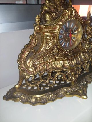 Reloj de sobremesa de bronce antiguo
