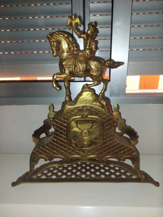 Reloj de sobremesa de bronce antiguo