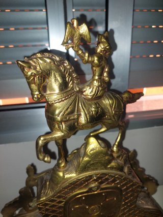 Reloj de sobremesa de bronce antiguo