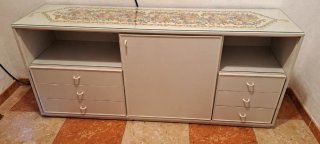 Mueble bajo de madera y cristal
