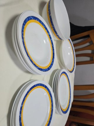 Vajilla de cerámica con diseño azul y amarillo