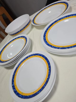 Vajilla de cerámica con diseño azul y amarillo