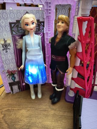 Castillo Frozen. Regalo los dos muñecos.