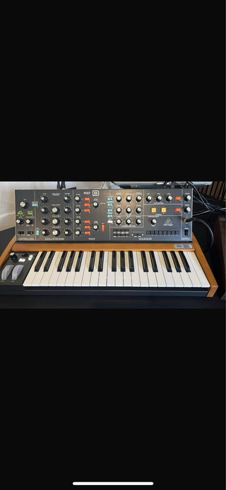 Sintetizador Behringer Poly D