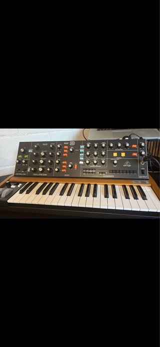 Sintetizador Behringer Poly D