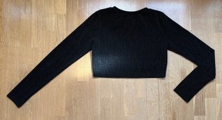Crop top negro manga larga