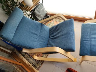 Mecedora con reposapiés azul y madera.