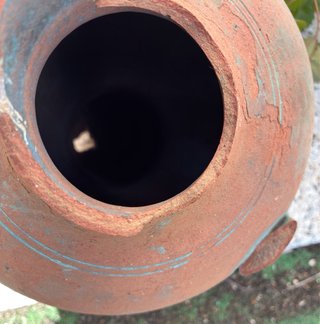 Cántaro de barro antiguo  roto
