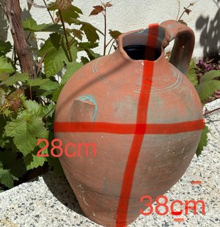 Cántaro de barro antiguo  roto