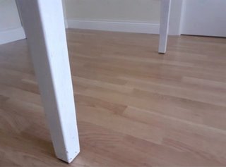 Mesa de cristal ahumado y hierro blanco