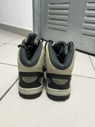 Zapatillas de montaña beige y grises