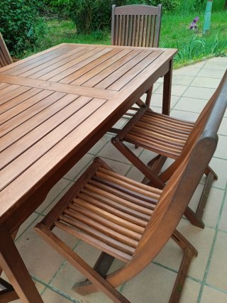 Conjunto mesa y sillas de madera exterior