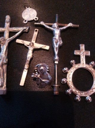 Crucifijos y medalla religiosa