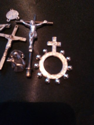 Crucifijos y medalla religiosa