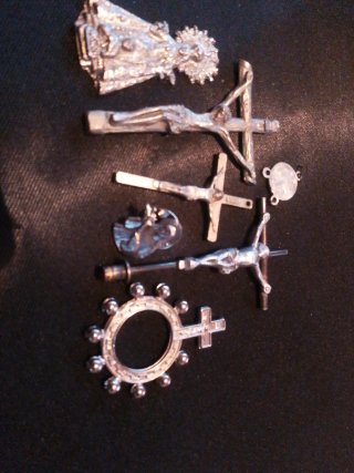 Crucifijos y medalla religiosa
