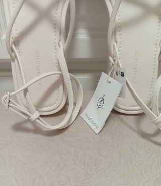 Sandalias beige de Stradivarius