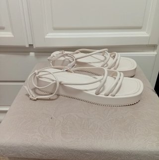 Sandalias beige de Stradivarius