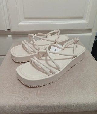 Sandalias beige de Stradivarius