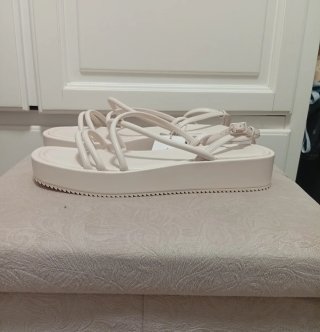 Sandalias beige de Stradivarius