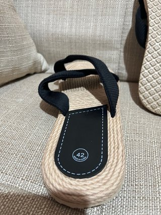 Sandalias Beige y Negras Talla 42