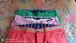 Pantalones de colores (rojo, rosa, verde)