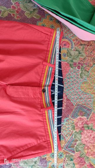 Pantalones de colores (rojo, rosa, verde)