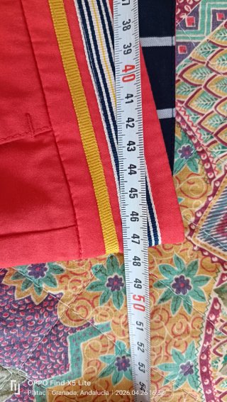 Pantalones de colores (rojo, rosa, verde)