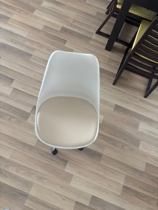 Sedia da studio bianca e beige
