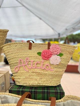 Cesto personalizado con flores y nombre