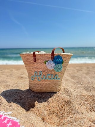 Cesto personalizado con flores y nombre