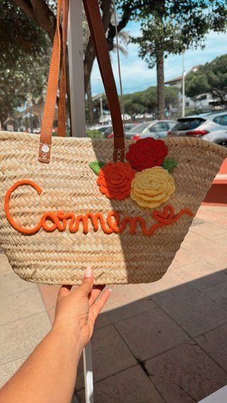 Cesto personalizado con flores y nombre