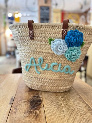 Cesto personalizado con flores y nombre