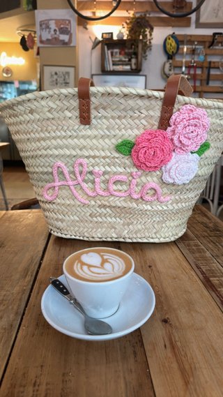 Cesto personalizado con flores y nombre