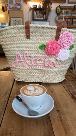 Cesto personalizado con flores y nombre