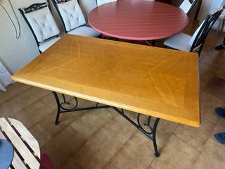 Mesa de comedor de madera y metal