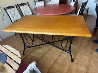 Mesa de comedor de madera y metal