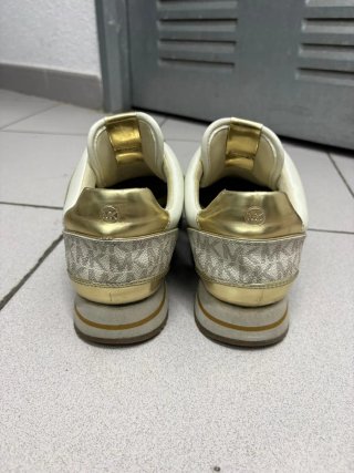 Zapatillas Michael Kors Blancas y Doradas
