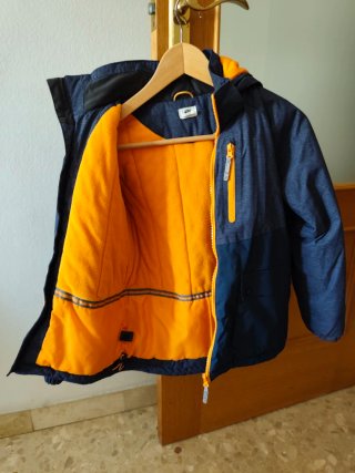 Abrigo azul y naranja con capucha