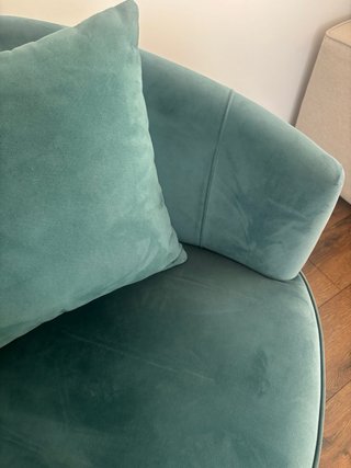 Butaca terciopelo verde azulado con patas doradas