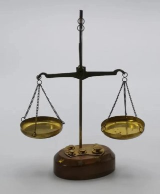 Báscula de precisión antigua, ideal para abogados